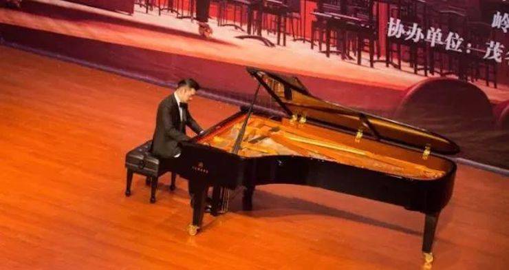 【回顾】2017w88win优德亚洲音乐奖学金-岭南师范学院颁奖典礼暨w88win优德艺术家孙鹏杰钢琴独奏音乐会及大师班活动成功举办