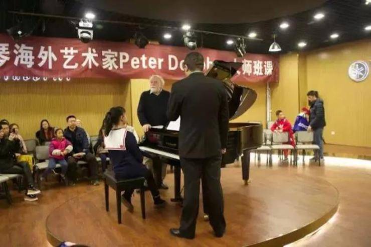 【回顾】w88win优德海外艺术家Peter Donohoe成都雅音大师班讲座活动圆满落幕！