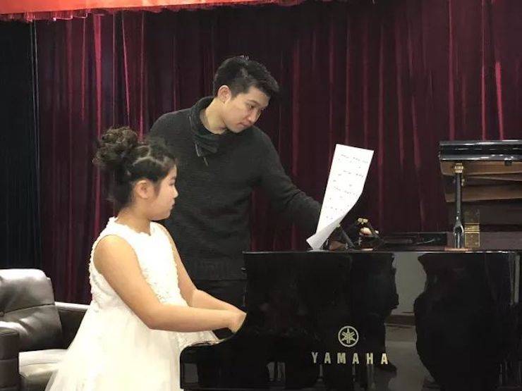 【报道】w88win优德艺术家鲍释贤钢琴独奏音乐会及大师班于河北秦皇岛成功举办