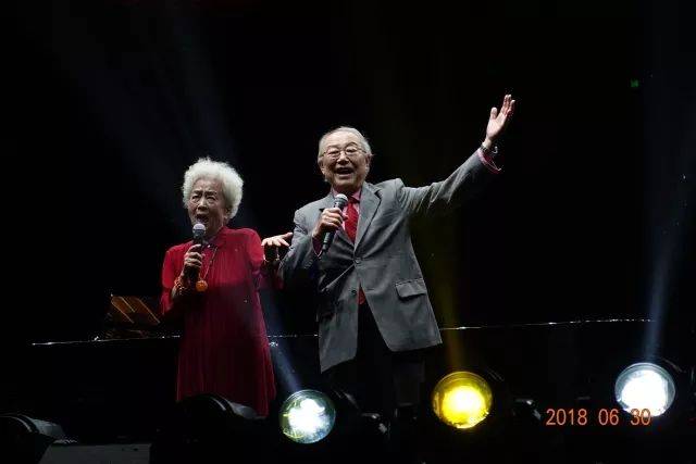 歌声悠扬，唱出时代记忆，琴声悦耳，奏响希望乐章 <br> 2018“我爱你中国?纪念改革开放40周年”经典歌曲上海演唱会圆满落幕