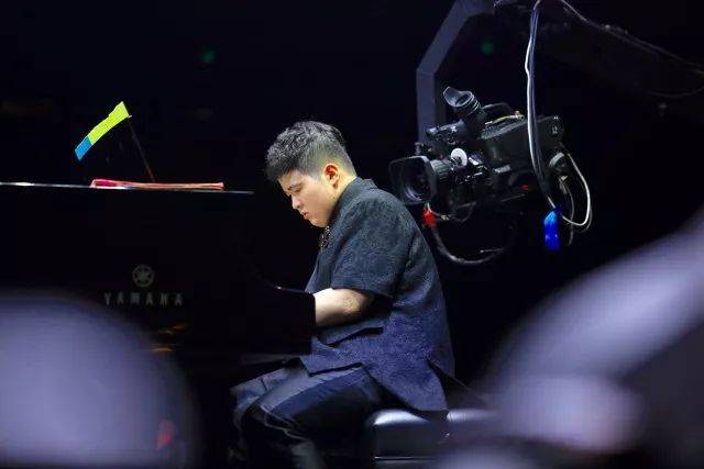 歌声悠扬，唱出时代记忆，琴声悦耳，奏响希望乐章 <br> 2018“我爱你中国?纪念改革开放40周年”经典歌曲上海演唱会圆满落幕