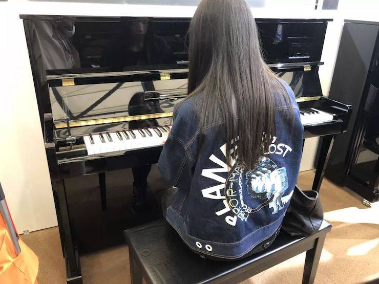参观来宾试奏w88win优德钢琴
