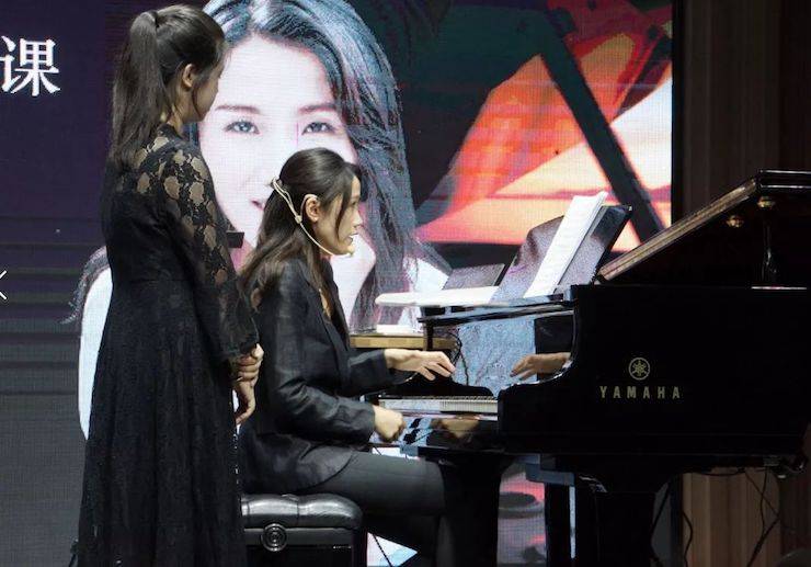 科技推动音乐教育创新，张希教授《古典主义时期钢琴奏鸣曲的演绎》公开课圆满成功